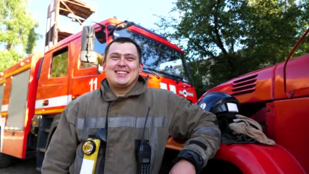 Retrato Joven Guardia Fuego Feliz Uniforme Contra Fondo Camión Bomberos — Vídeo de stock