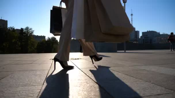 Die Modische Frau Trägt Papiertüten Durch Die Straßen Der Stadt — Stockvideo