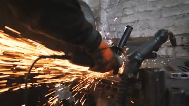 Člověk Používá Řezací Stroj Řezání Kovu Řemeslník Kruhovou Pilou Garáži — Stock video