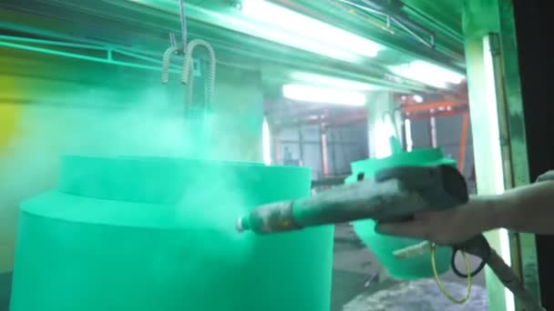 塗装室で緑の塗料を噴霧労働者 工業生産に従事する画家 専門のワークショップでマスターペイントの詳細 男は生産に部品を塗装 スローモーションの閉鎖 — ストック動画