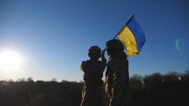 Dolly Disparou Mulher Jovem Homem Uniforme Militar Levantou Bandeira Ucrânia — Vídeo de Stock