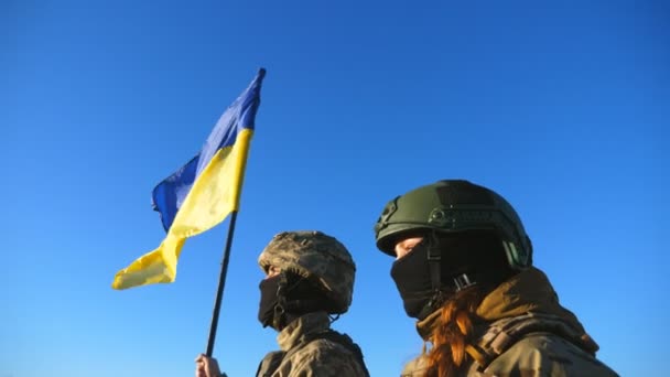 Frau Und Mann Tarnuniform Blicken Mit Erhobener Fahne Der Ukraine — Stockvideo