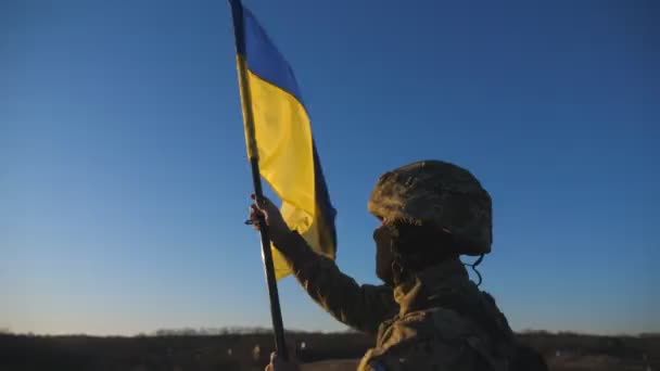 군복을 군인의 우크라 이나의 깃발을 흔들며 꼭대기에 우크라 이나군은 하늘에 — 비디오