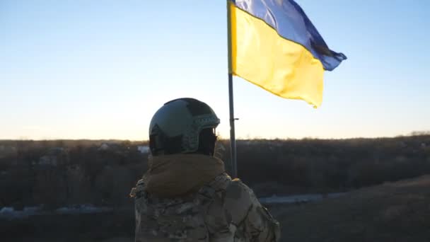 Жіночий Військовослужбовець Українського Армії Піднімає Національний Прапор Пагорбі Молода Жінка — стокове відео