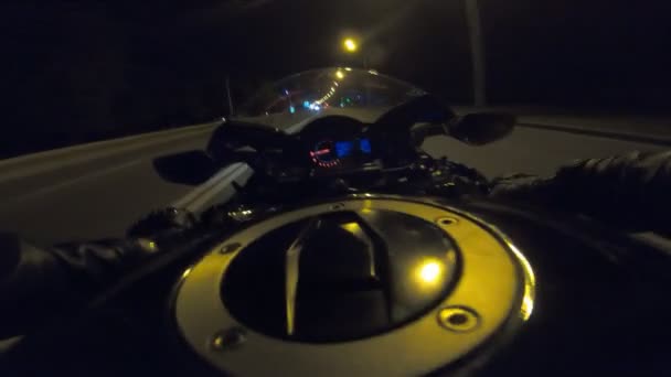 高速夜の町の道路でバイクに乗るのビューのポイント 夜の空の都市の通りでオートバイ運転の視点 旅行中の男のレースバイク 自由の概念 Pov — ストック動画