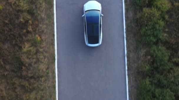 도로에서 자동차를 운전하는 장면이 목격되었습니다 새로운 Suv 차량이 경로를 움직이고 — 비디오