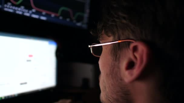 Jovem Analista Financeiro Trabalhando Computador Com Multi Monitor Corretor Mercado — Vídeo de Stock