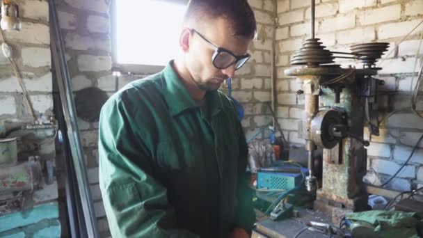 Mechaniker Uniform Arbeiten Der Werkstatt Mit Metalldetails Junger Reparateur Schutzbrille — Stockvideo