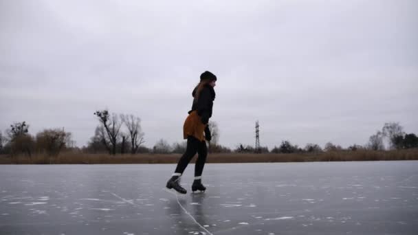 Niña Patinando Río Lago Congelado Día Nublado Mujer Joven Calzados — Vídeos de Stock