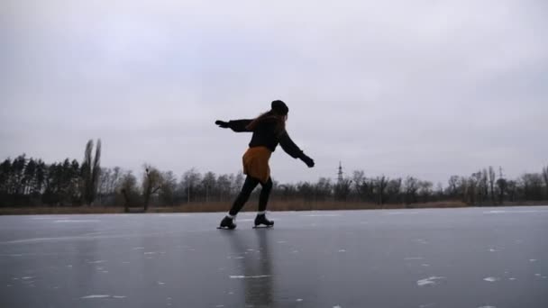 Jong Meisje Schaatst Bevroren Rivier Bewolkte Winterdag Vrouwelijke Schaatser Geschoeid — Stockvideo