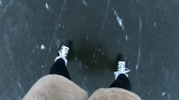 Beine Einer Jungen Sportlerin Beim Schlittschuhlaufen Auf Einem Zugefrorenen See — Stockvideo