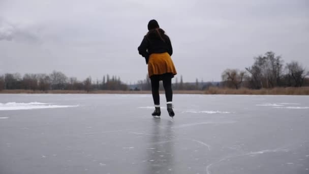 Eiskunstläuferin Schießt Auf Eisfläche Auf Die Natur Frau Beim Schlittschuhlaufen — Stockvideo