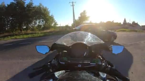 Med Tanke Ryttare Börjar Rider Motorcykel Landsväg Utsikten Över Motorcyklisten — Stockvideo