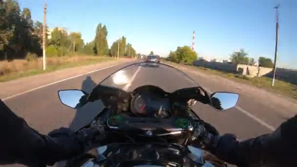 Standpunt Van Een Motorrijder Rijdt Het Land Weg Met File — Stockvideo