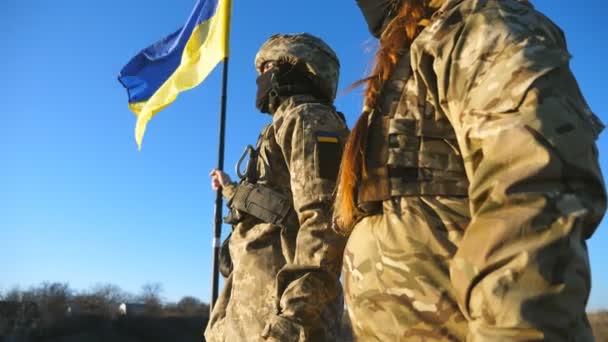 군대의 병사들 우크라이나 국기를 꼭대기에 서로를 지지하는 상징으로 제복을 에서의 — 비디오