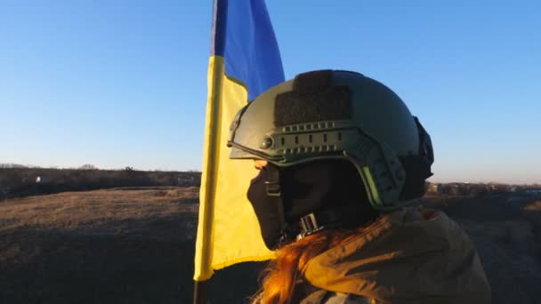 Дівчинка Української Армії Тримає Національний Прапор Тлі Заходу Сонця Молода — стокове відео