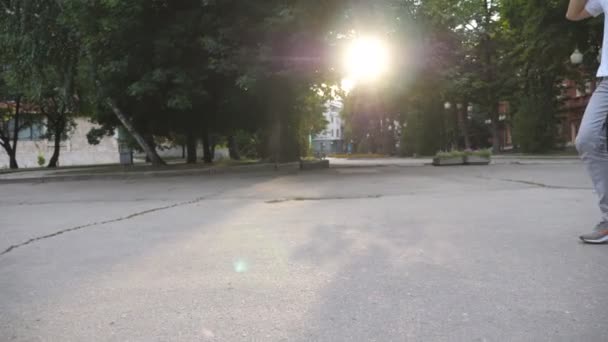 Sıradan Giyinmiş Genç Adam Telefonda Konuşuyor Arka Planda Güneş Işığıyla — Stok video