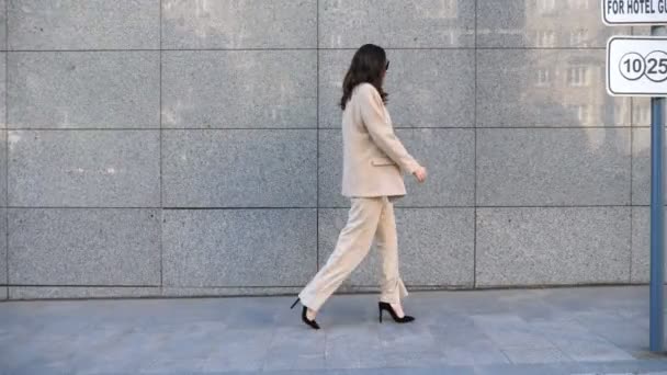 Młoda Bizneswoman Idzie Ulicę Miasta Spotkanie Biurze Pewna Siebie Bizneswoman — Wideo stockowe