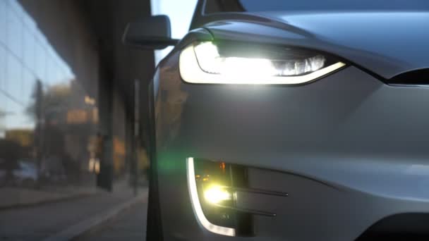 Zamknij Reflektory Nowoczesnego Samochodu Przełączanie Reflektorów Samochodowych Led Nowy Reflektor — Wideo stockowe