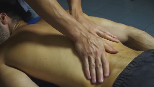 Bras Massagiste Faisant Frottement Cicatrisant Dos Jeune Sportif Dans Salon — Video