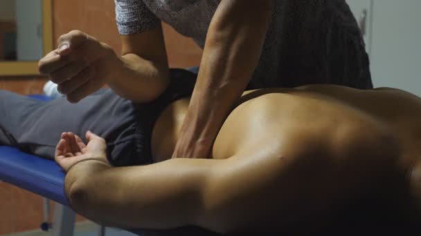 Massaggiatore Professionista Massaggiando Gluteo Sportivo Con Gomito Salotto Massagrista Rilassante — Video Stock