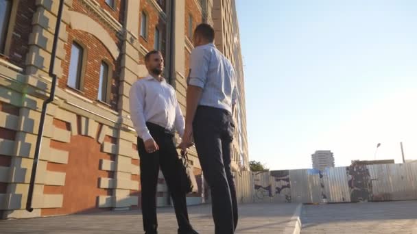 Hombres Negocios Confiados Hablan Pie Cerca Del Edificio Oficinas Ciudad — Vídeos de Stock