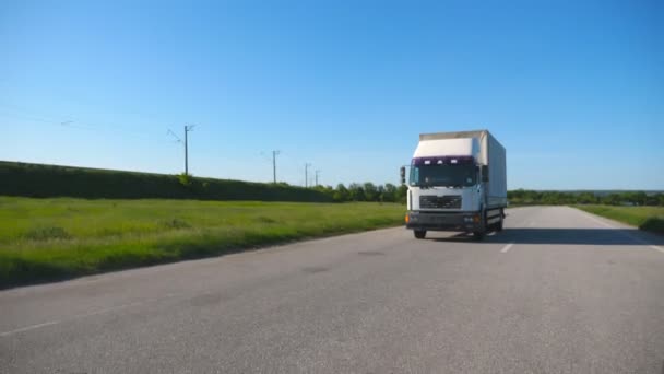 Camera Segue Camion Con Rimorchio Carico Alla Guida Autostrada Vuota — Video Stock