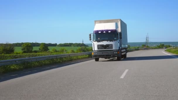 Cámara Sigue Camión Con Remolque Carga Conducción Carretera Transporte Mercancías — Vídeo de stock