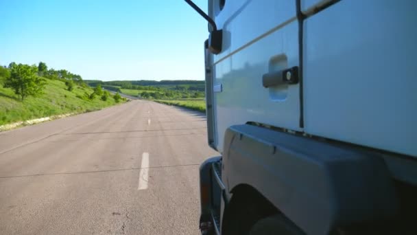 Camionero Gafas Sol Que Reflejan Espejo Lateral Del Coche Movimiento — Vídeo de stock