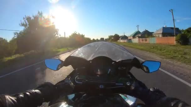 Ponto Vista Motociclista Passeios Estrada Rural Através Aldeia Ponto Vista — Vídeo de Stock