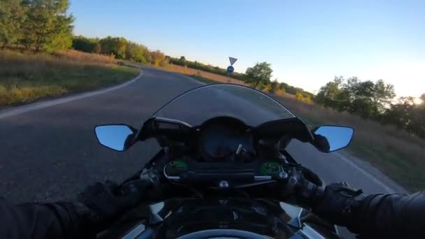 Pohled Motocyklového Jezdce Jezdí Venkovské Silnici Při Západu Slunce Pohled — Stock video