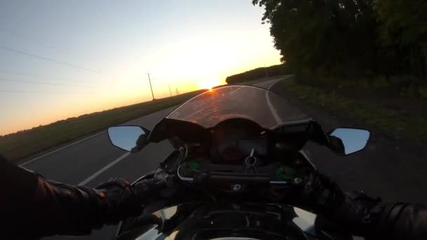 Motocyklista Jeździ Wiejską Drogą Zachodzie Słońca Punkt Widzenia Motocyklisty Prowadzącego — Wideo stockowe