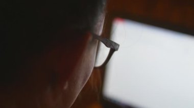 Gözlüklü genç bir kadın akşam dizüstü bilgisayarda çalışıyor. Not defteri bilgisayarının klavyesine yazı yazan bir kız. Geceleri yeni projeler yapan yaratıcı kadın serbest yazar. Özgürlük işi kavramı. Kapat..