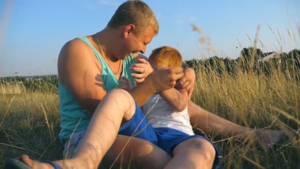 Ojciec Łaskotanie Jego Synek Odkryty Szczęśliwy Młody Człowiek Leżąc Trawie — Wideo stockowe