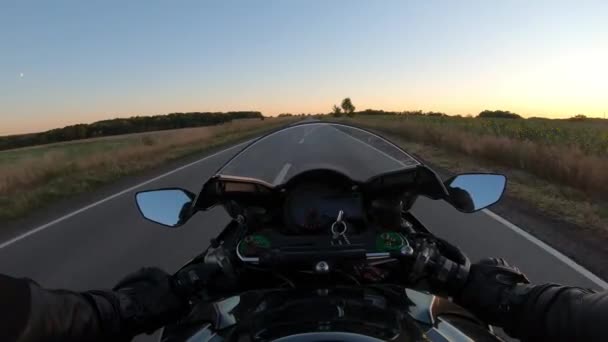 Motociclista Correndo Sua Moto Durante Viagem Verão Ponto Vista Motociclista — Vídeo de Stock