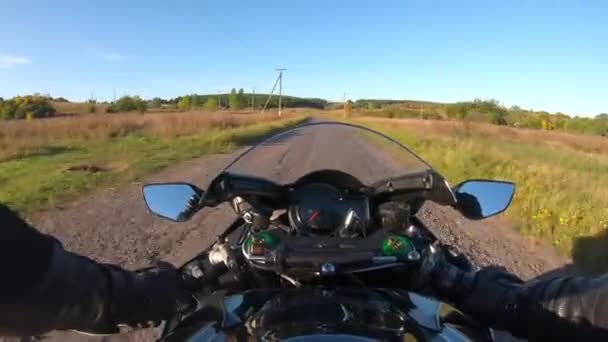 Rowerzysta Ściga Się Motocyklu Podczas Letniej Podróży Punkt Widzenia Motocyklisty — Wideo stockowe