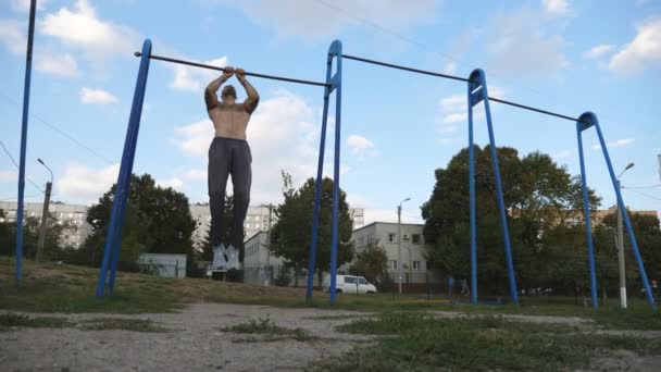 Atleta Muscular Haciendo Flexiones Campo Deportes Joven Deportista Ejercitándose Barra — Vídeos de Stock