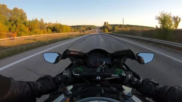 Άποψη Του Μοτοσικλετιστή Οδήγηση Μοτοσικλέτας Αυτοκινητόδρομο Ταχύτητας Από Την Άποψη — Αρχείο Βίντεο