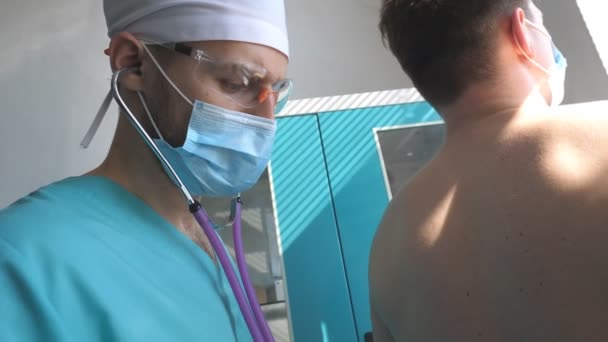 Exames Médicos Paciente Com Estetoscópio Procura Sintomas Covid Médico Ouve — Vídeo de Stock