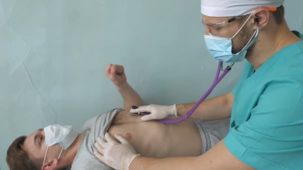 Läkarundersökning Manlig Patient Med Stetoskop Letar Efter Covid Symtom Sjukvårdare — Stockvideo
