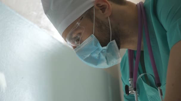 Wissenschaftler Testen Reagenzglas Mit Impfstoffprobe Auf Coronavirus Junge Laborarbeiterin Schutzbrille — Stockvideo