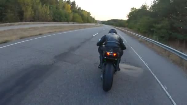 Kamera Poruszająca Się Wokół Rowerzysty Jazda Nowoczesnym Sportowym Motocyklu Autostradzie — Wideo stockowe