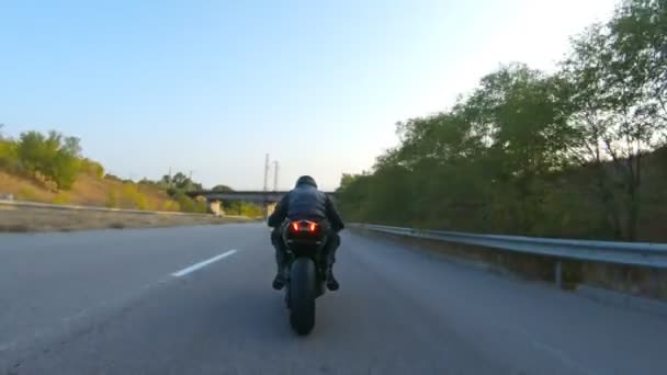 Postępuj Zgodnie Motocyklista Jazdy Nowoczesnym Motocyklu Sportowym Autostradzie Motocyklista Ściga — Wideo stockowe