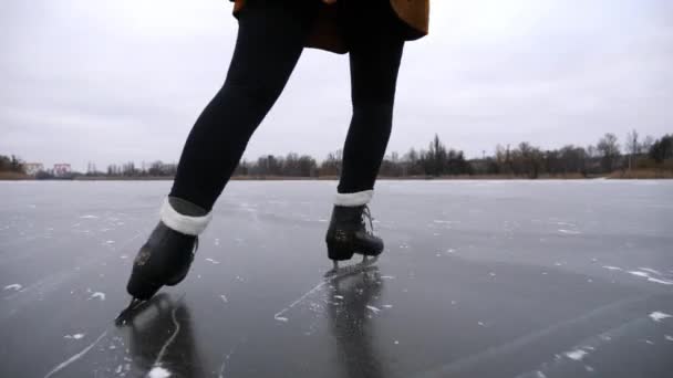 Doğada Buz Pateni Pistinde Kayan Artistik Patenli Kadın Bacakları Donmuş — Stok video