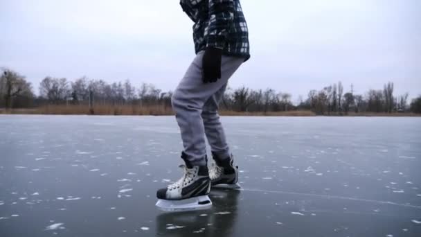 Patinaj Masculin Râul Înghețat Ziua Iarnă Tulbure Tânărul Țâșnește Patine — Videoclip de stoc
