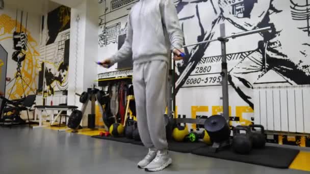 Spor Kulübünde Atlama Halatıyla Atlayan Bir Erkek Ayak Sporcusu Spor — Stok video