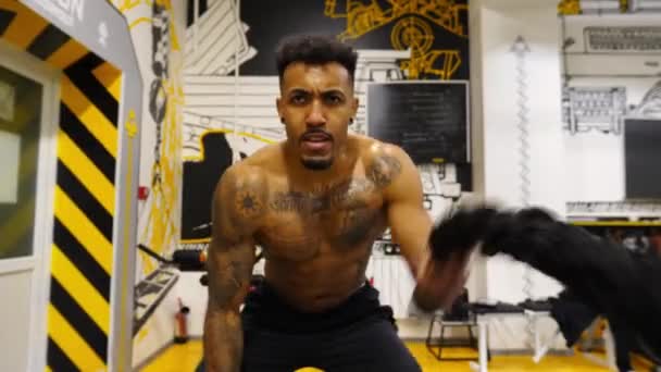 Forte Atleta Africano Con Tatuaggi Allenamento Con Corde Battaglia Nel — Video Stock