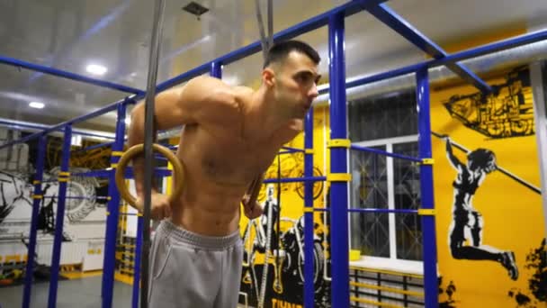 Ισχυρός Αθλητής Κάνει Πους Απς Γυμναστικούς Κρίκους Στο Σύγχρονο Γυμναστήριο — Αρχείο Βίντεο