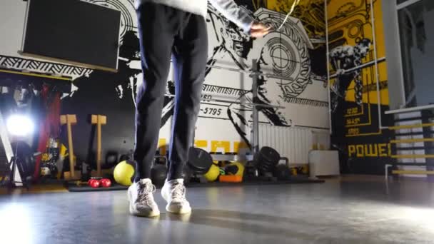 Spor Kulübünde Atlama Halatıyla Atlayan Genç Sporcu Bacakları Spor Salonunda — Stok video