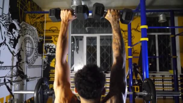 Спортивний Африканський Чоловік Татуюваннями Піднімають Важкі Чорні Гантелі Спортивному Клубі — стокове відео